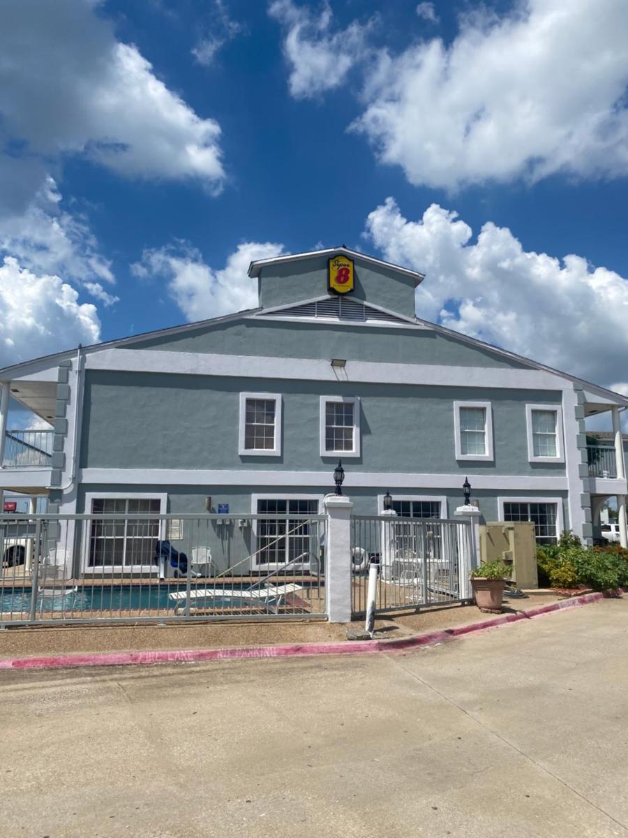 Super 8 by Wyndham Terrell - Housity