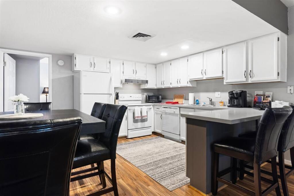 Incredible location in Old Town 2 King Bds & Patio - Housity