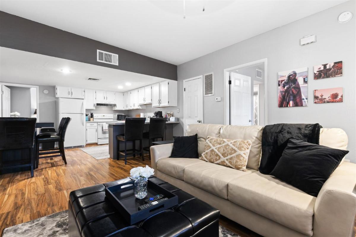 Incredible location in Old Town 2 King Bds & Patio - Housity