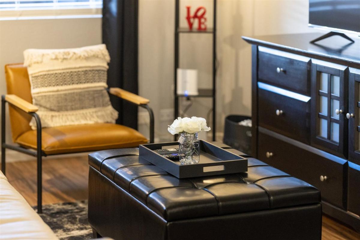 Incredible location in Old Town 2 King Bds & Patio - Housity