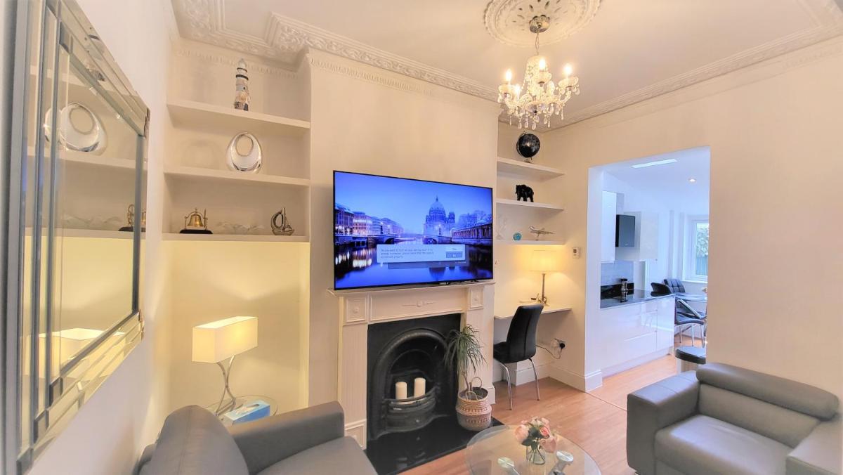 2 Bed Luxury Service  in the Heart of Chiswick Town, LONDON W4 Zone 2 - Housity