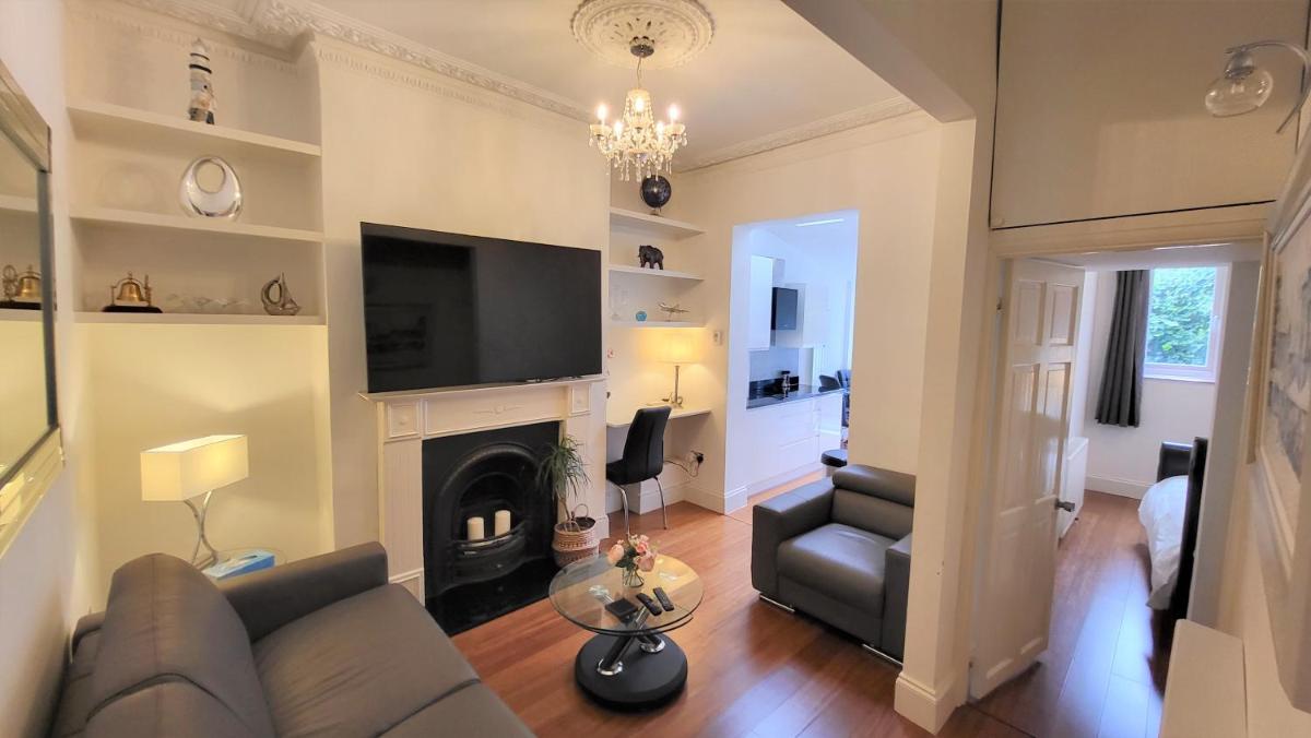 2 Bed Luxury Service  in the Heart of Chiswick Town, LONDON W4 Zone 2 - Housity