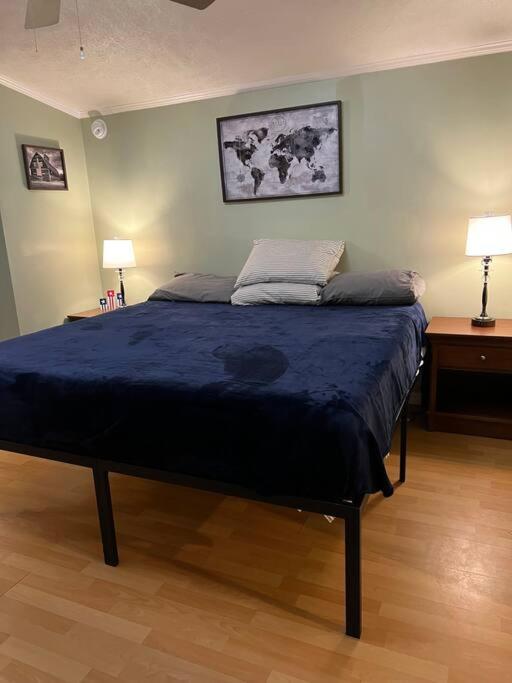 Cozy 3 bedroom 2 bath home with Washer and Dryer/WIFI/Firepit - Housity