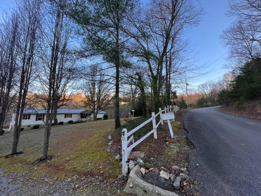 Cozy 3 bedroom 2 bath home with Washer and Dryer/WIFI/Firepit - Housity