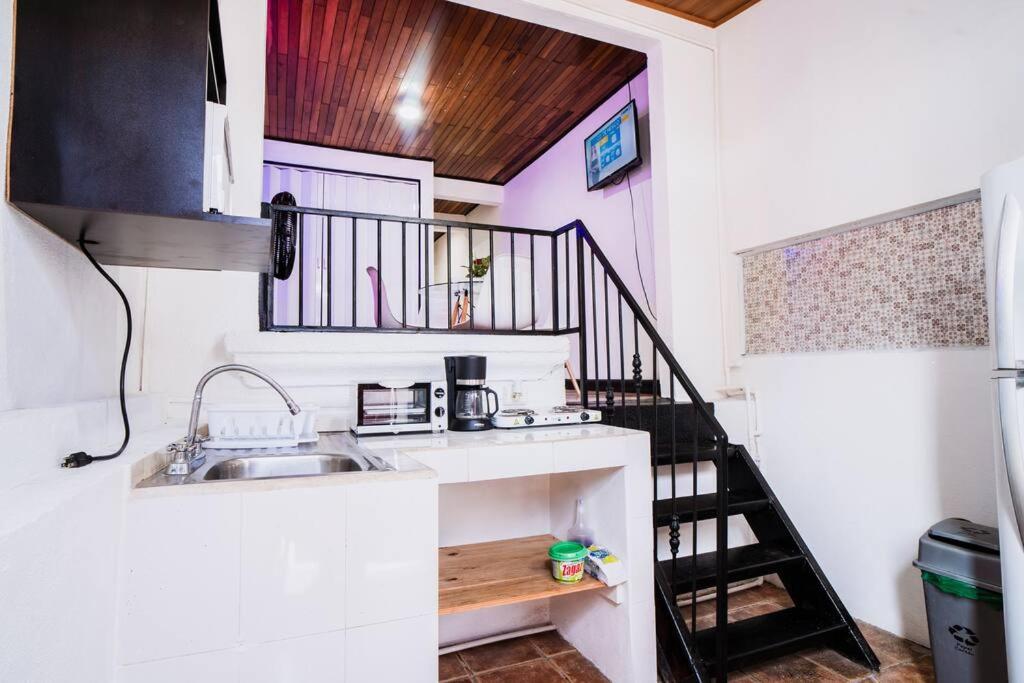 Pura Vida Apt en Alajuela a 5 minutos de Airport - Housity