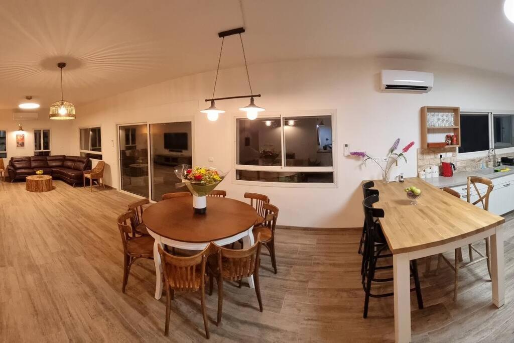Amazing Villa by the River - Housity