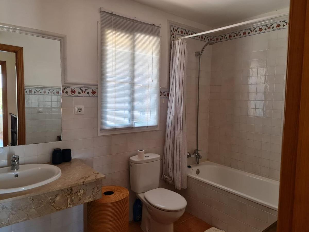4 Bedroom house with Seaviews - Housity