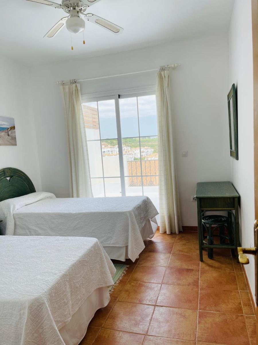 4 Bedroom house with Seaviews - Housity