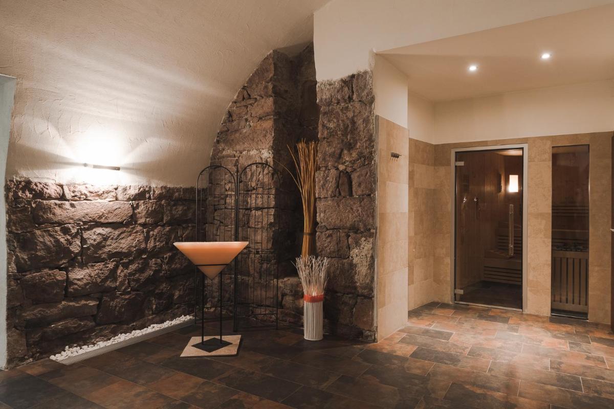 Hotel Mandelhof - Housity