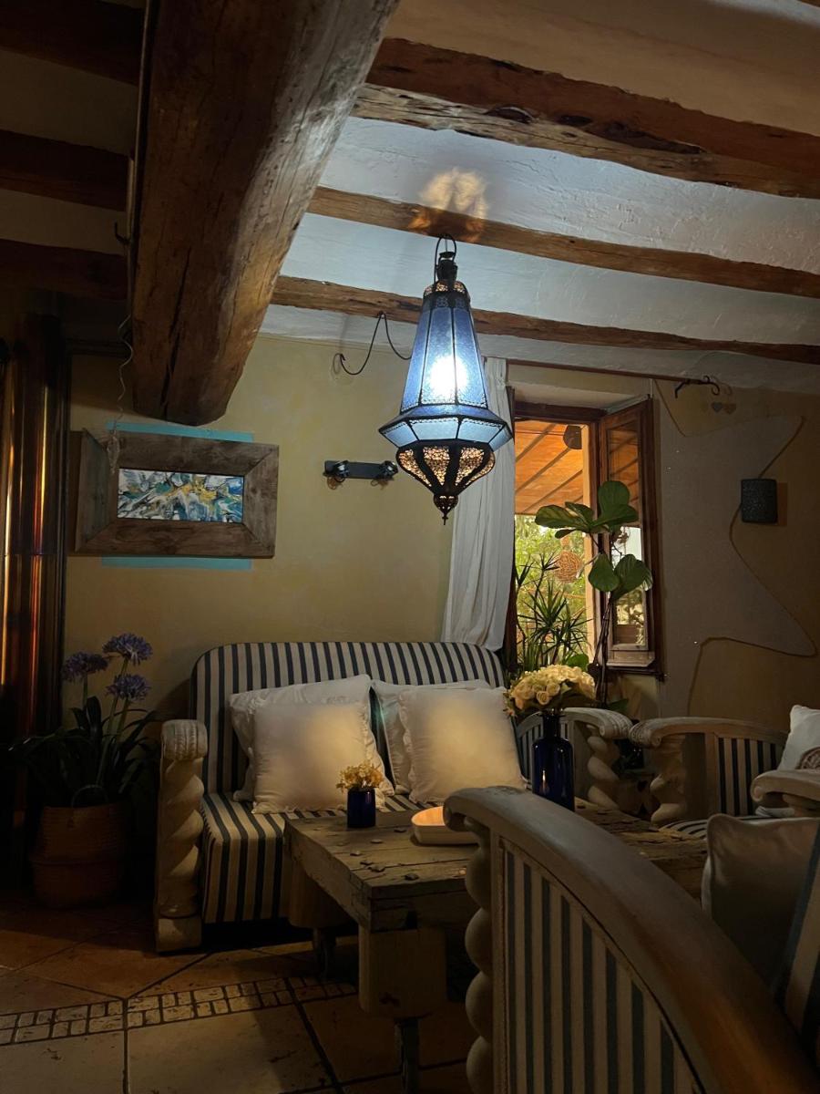 Zona de estar de Les Vinyes Alojamiento Rural Boutique & SPA