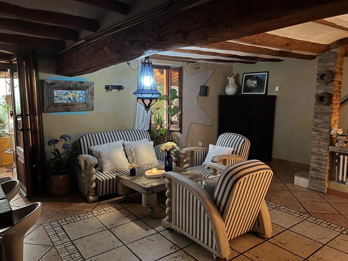 Zona de estar de Les Vinyes Alojamiento Rural Boutique & SPA