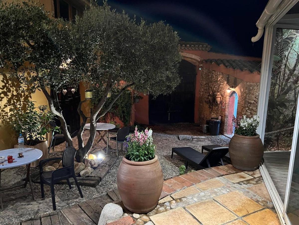 Jardín al aire libre en Les Vinyes Alojamiento Rural Boutique & SPA