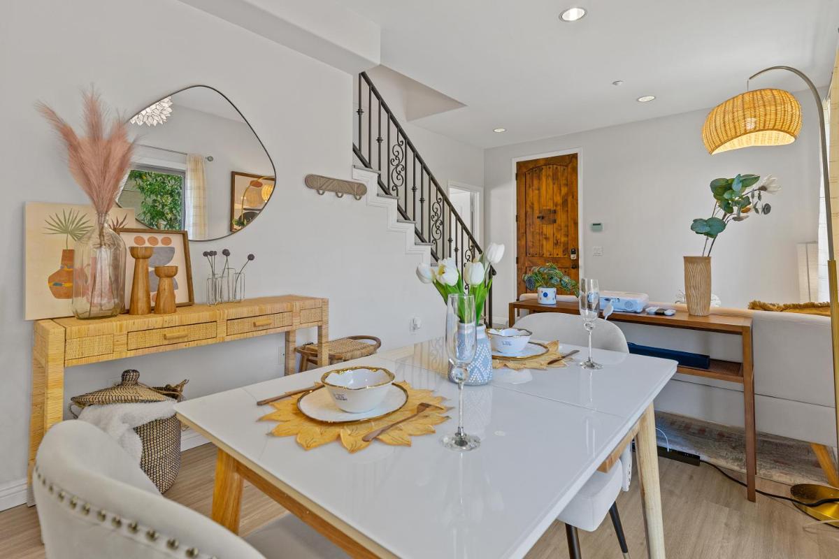 Entire Modern Designed Townhouse in Fullerton - Housity