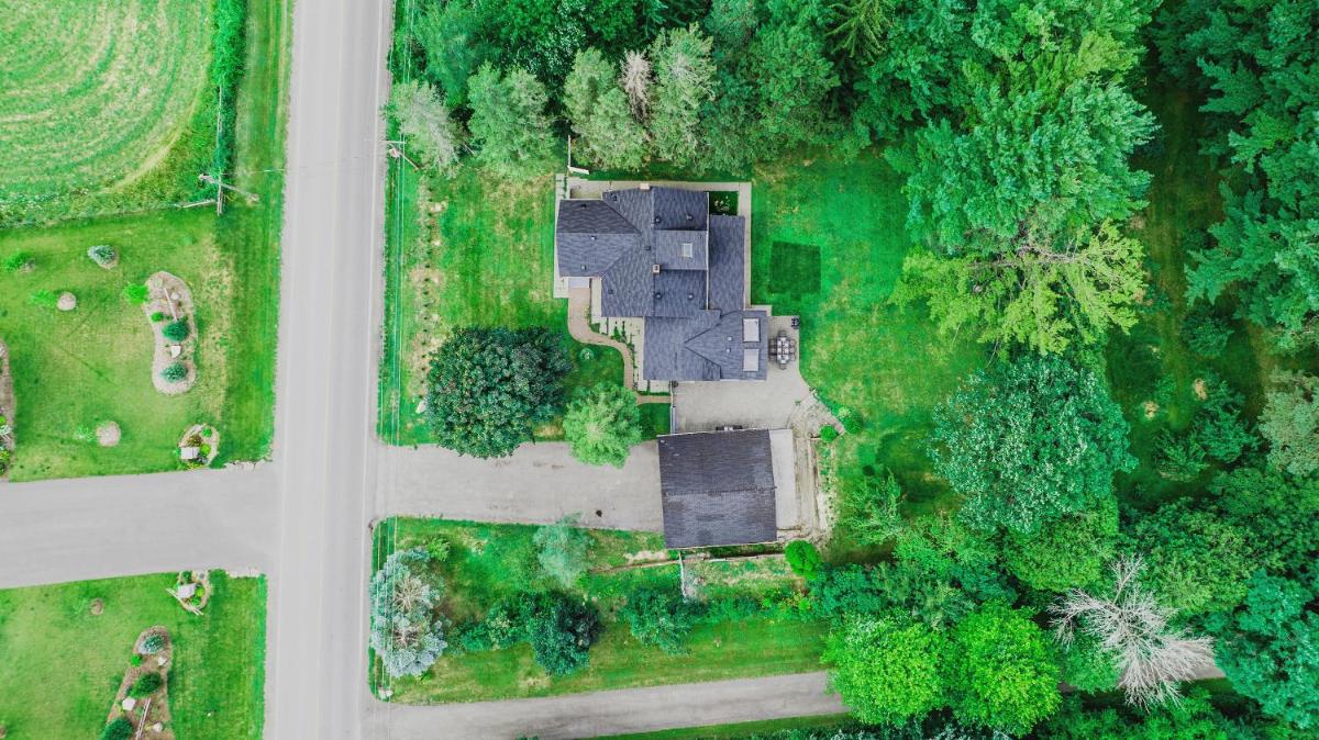 Entire English Villa with beautiful fenced backyard - Housity