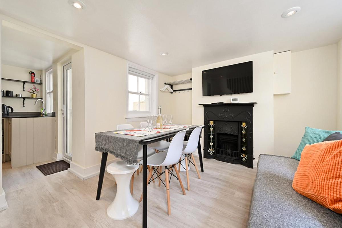 Homey Downtown Brighton Two Bedroom Townhouse Near Sea Front, up to 7 guests - Housity