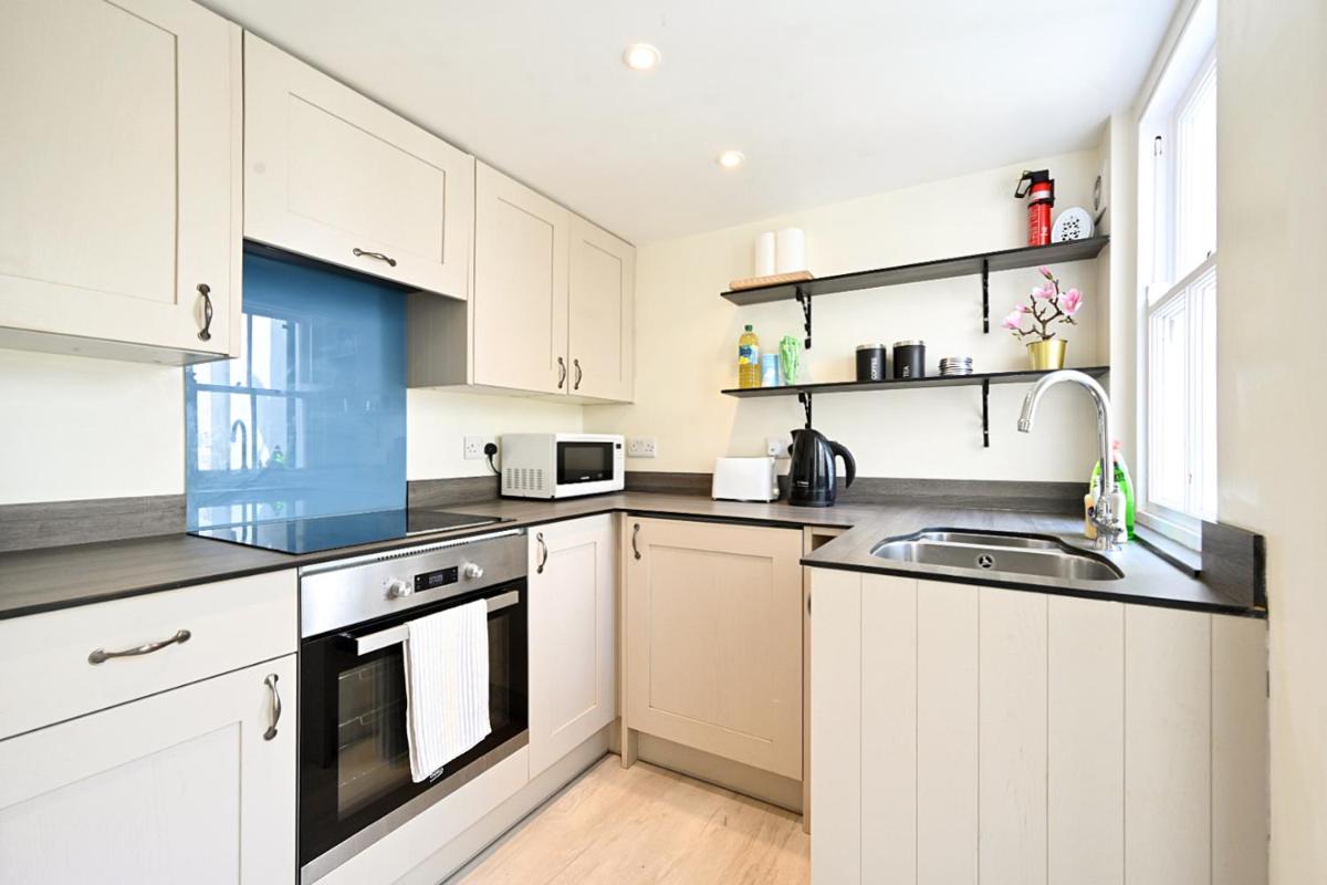 Homey Downtown Brighton Two Bedroom Townhouse Near Sea Front, up to 7 guests - Housity