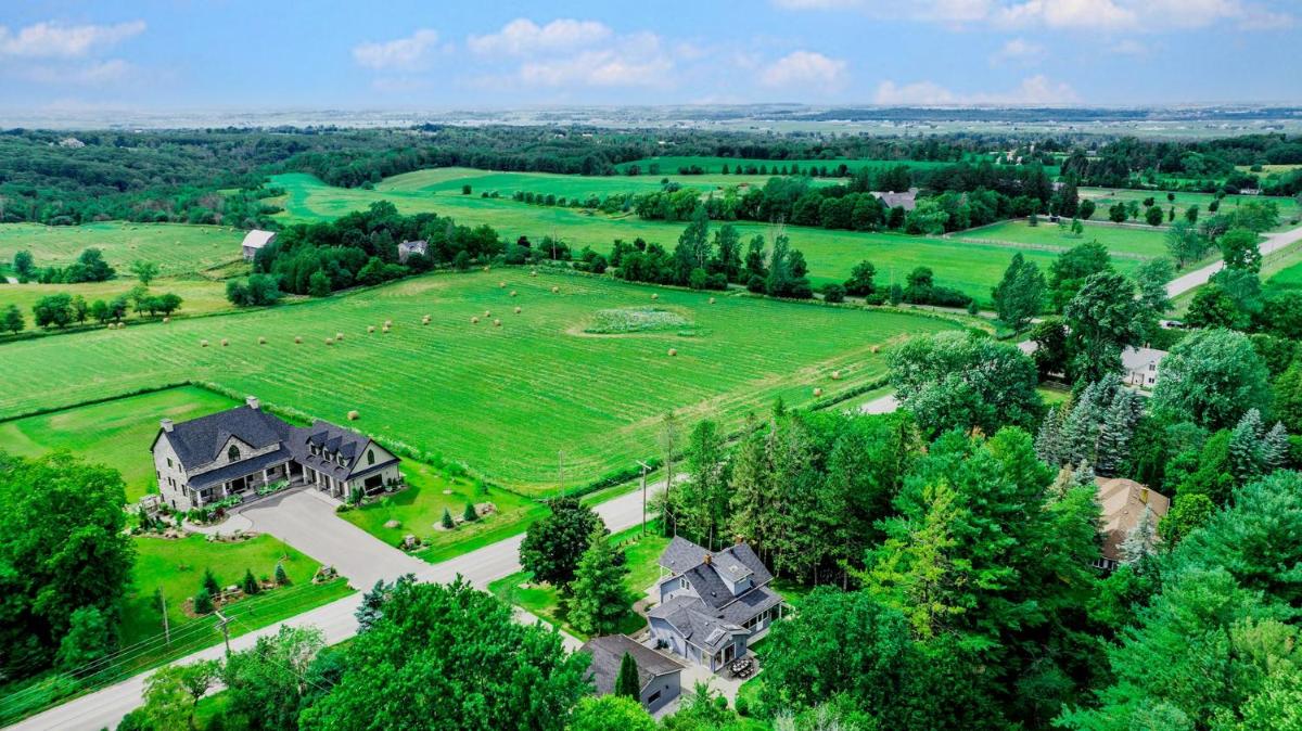 Entire English Villa with beautiful fenced backyard - Housity