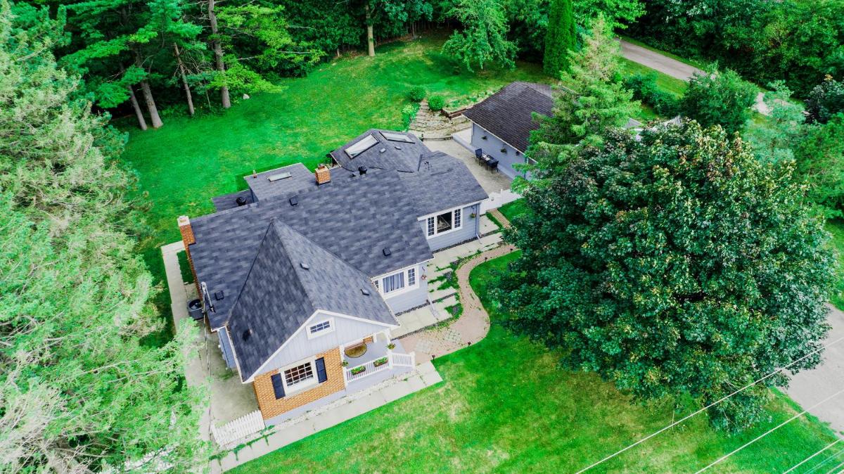 Entire English Villa with beautiful fenced backyard - Housity