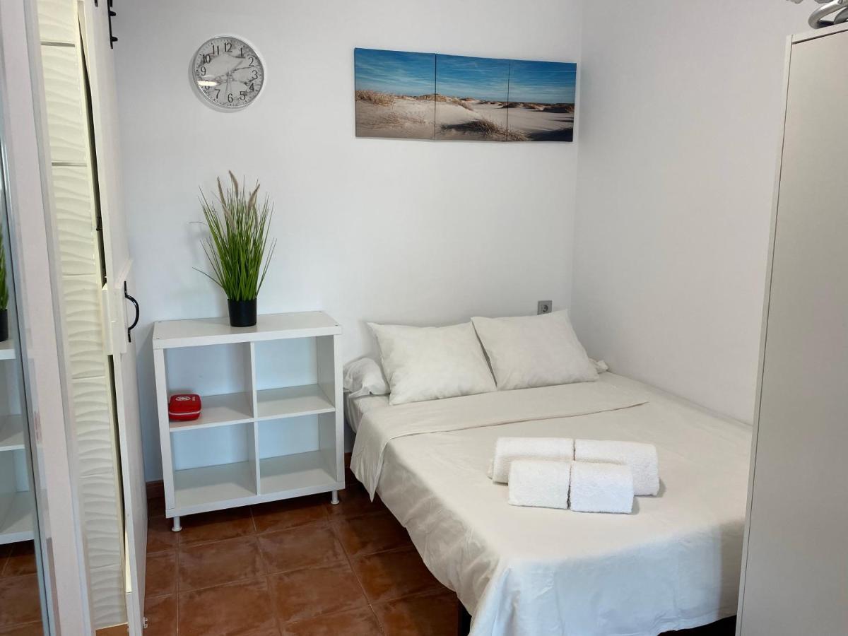 La Manga km 0, pisos estudios - planta baja - 100m de la playa - studio flats - ground floor - 100m from the beach, cada con bicis & tabla SUP, piscina & pádel & tenis & más - each with bikes & SUP board, pool & paddle & tennis & more - Housity