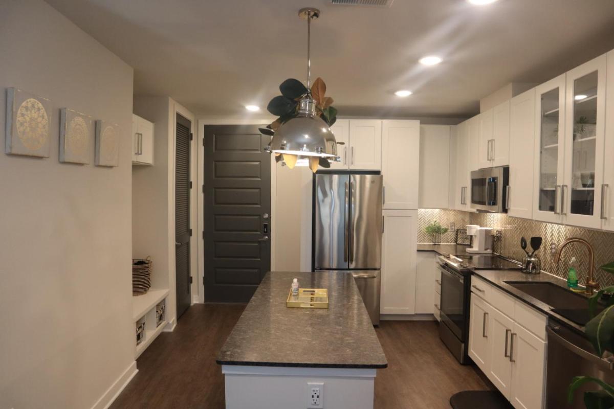 Luxury High-rise Condo Downtown Dallas - Housity