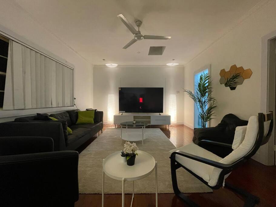 Spacious House with Queen Beds Home Cinema - Housity
