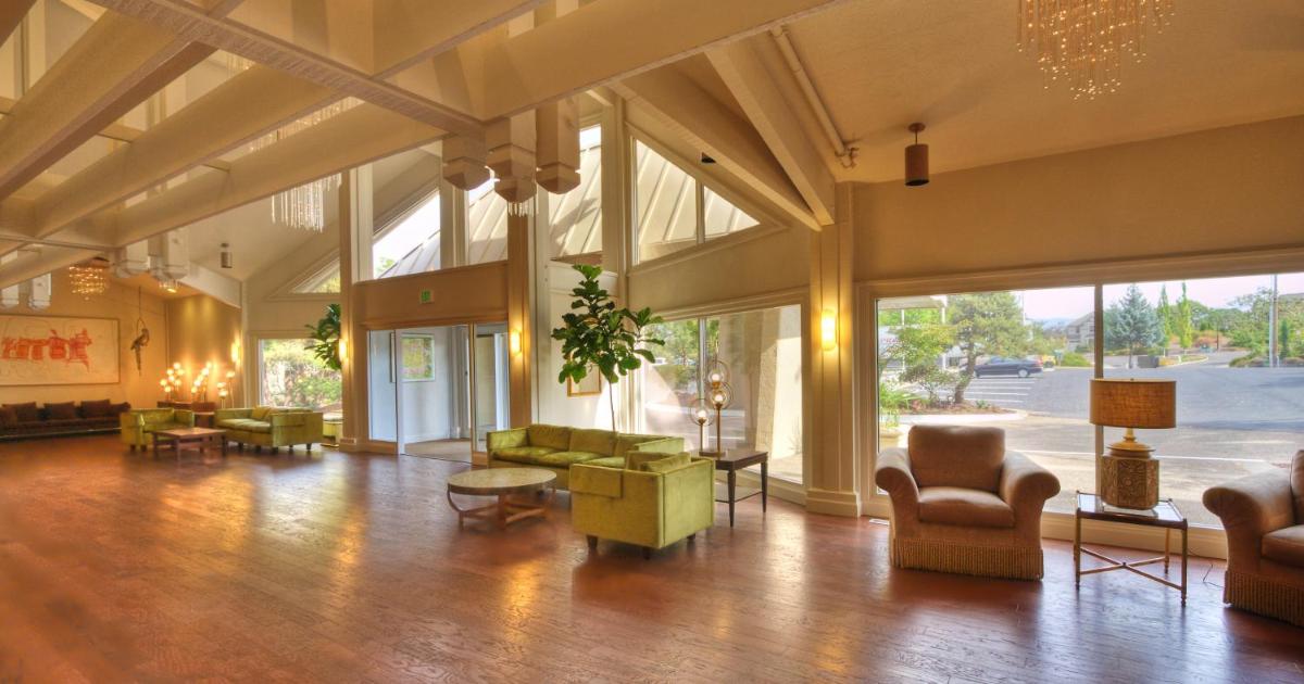 Ashland Hills Hotel & Suites - Housity