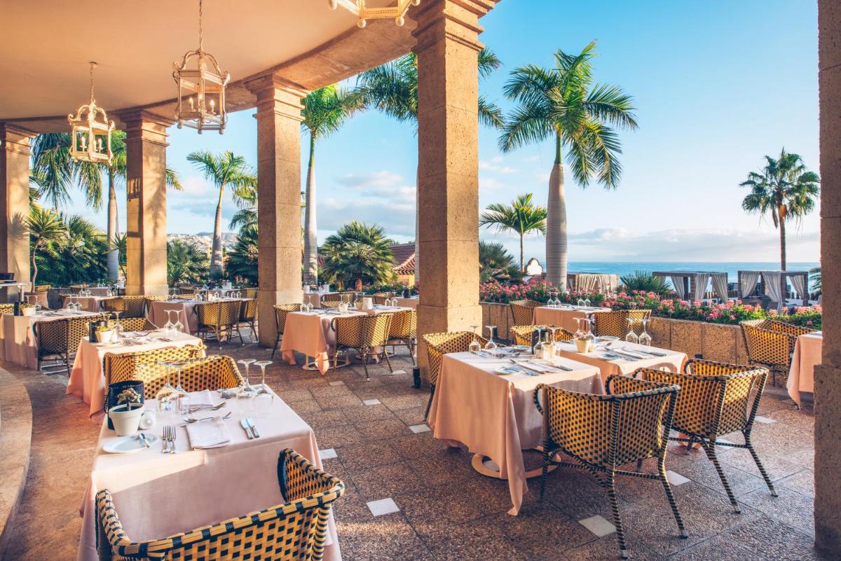 Un restaurante o sitio para comer en JOIA El Mirador by Iberostar -Adults Only