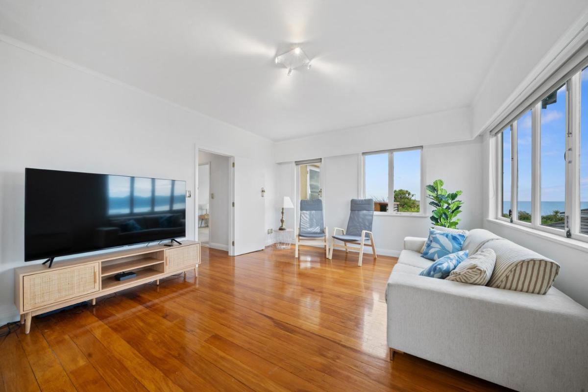 Kapiti Getaway - Paraparaumu Beach Rental - Housity