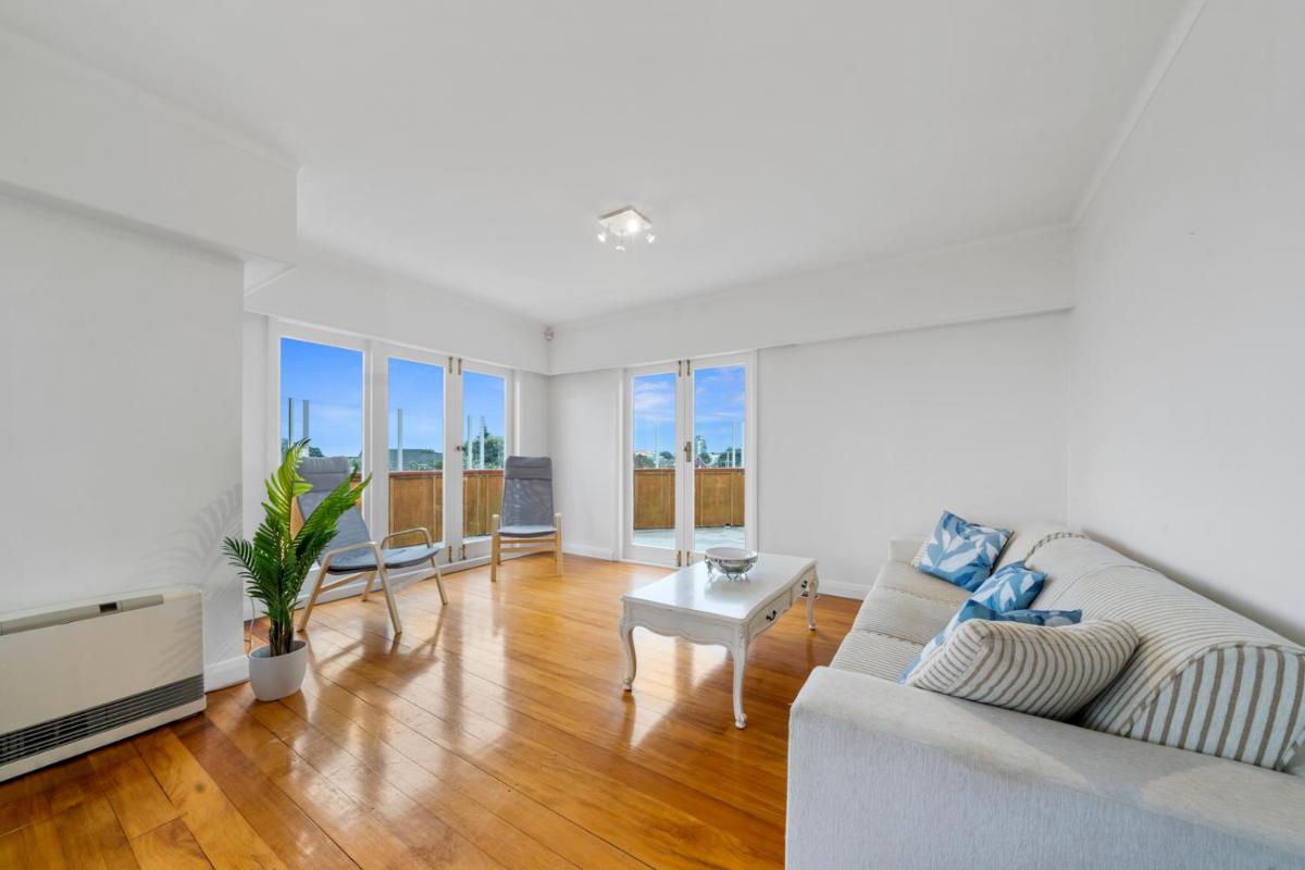 Kapiti Getaway - Paraparaumu Beach Rental - Housity
