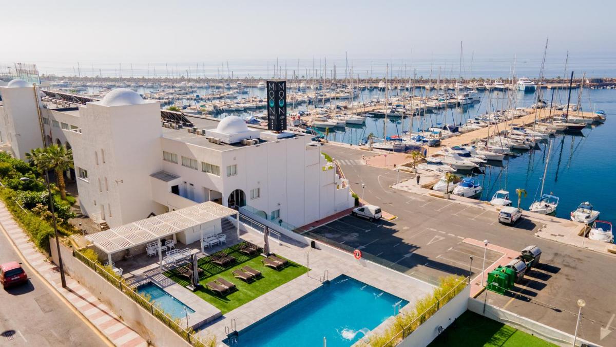Una vista aérea de un puerto con puerto deportivo. en Moon Hotel & SPA., en Aguadulce