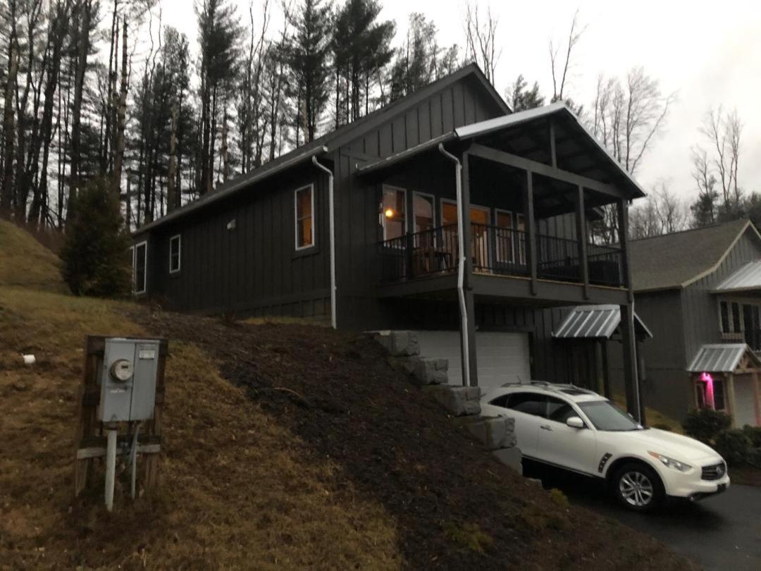 Serene Rustic Farmhouse Mountain Cottage (Sleeps 4) - Housity