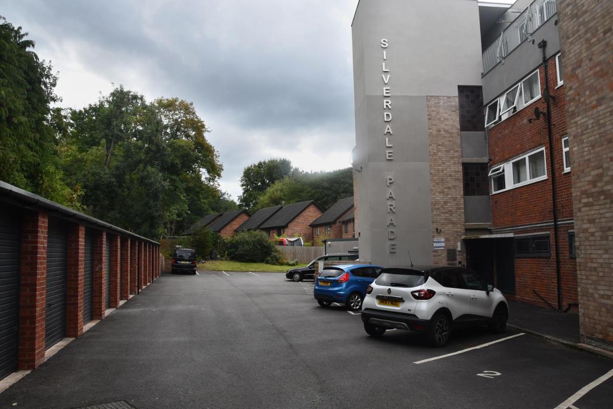 2 bed apartment 5 minutes from airport & 5 minutes walk to Village - Housity