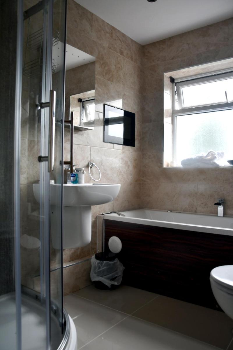 2 bed apartment 5 minutes from airport & 5 minutes walk to Village - Housity