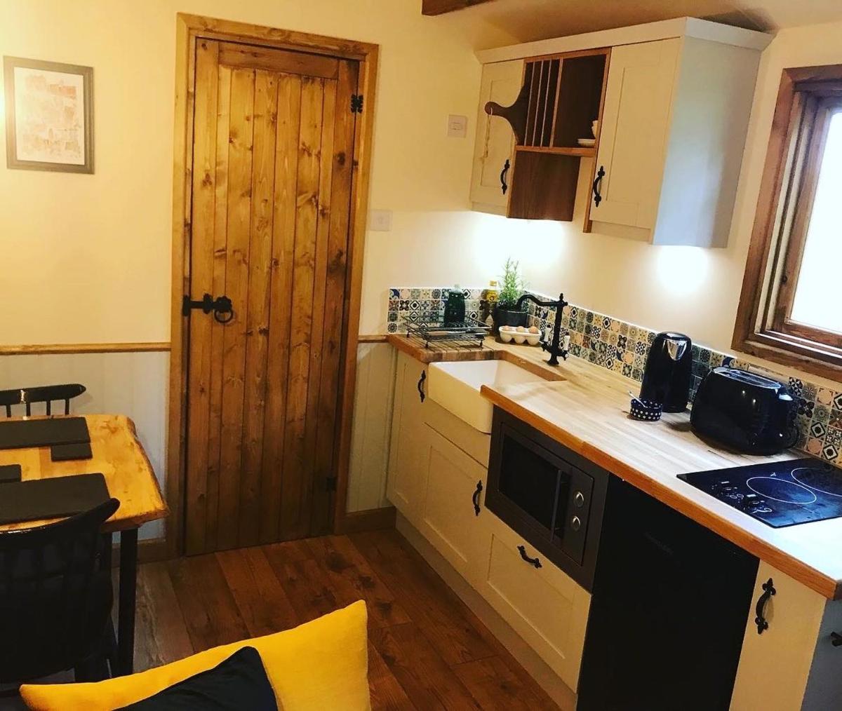 The Owls Rest Shepherds Hut Hethel - Housity