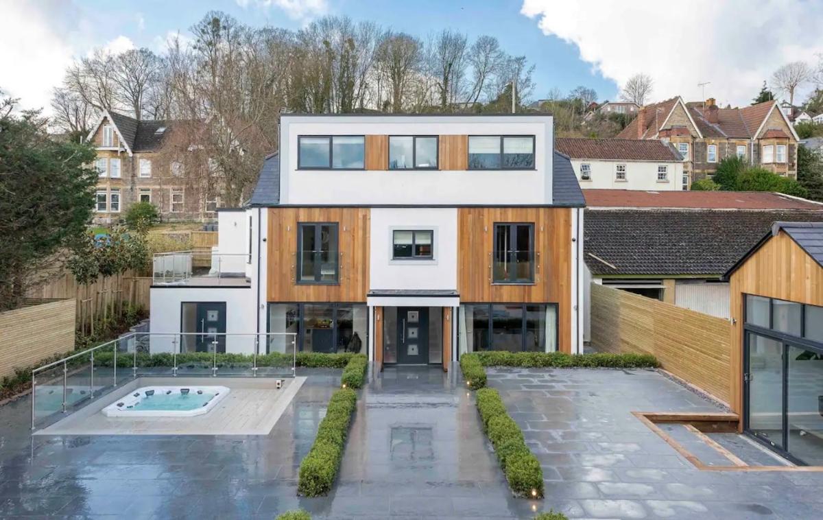 Love island style Mansion, Hot Tub, Sauna, Games room, themed rooms, bar, sleeps 24 - Housity