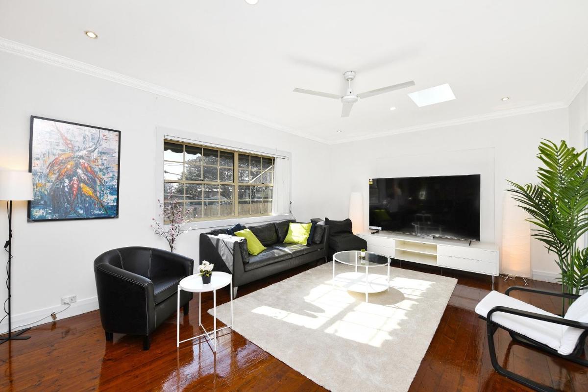 Spacious House with Queen Beds Home Cinema - Housity