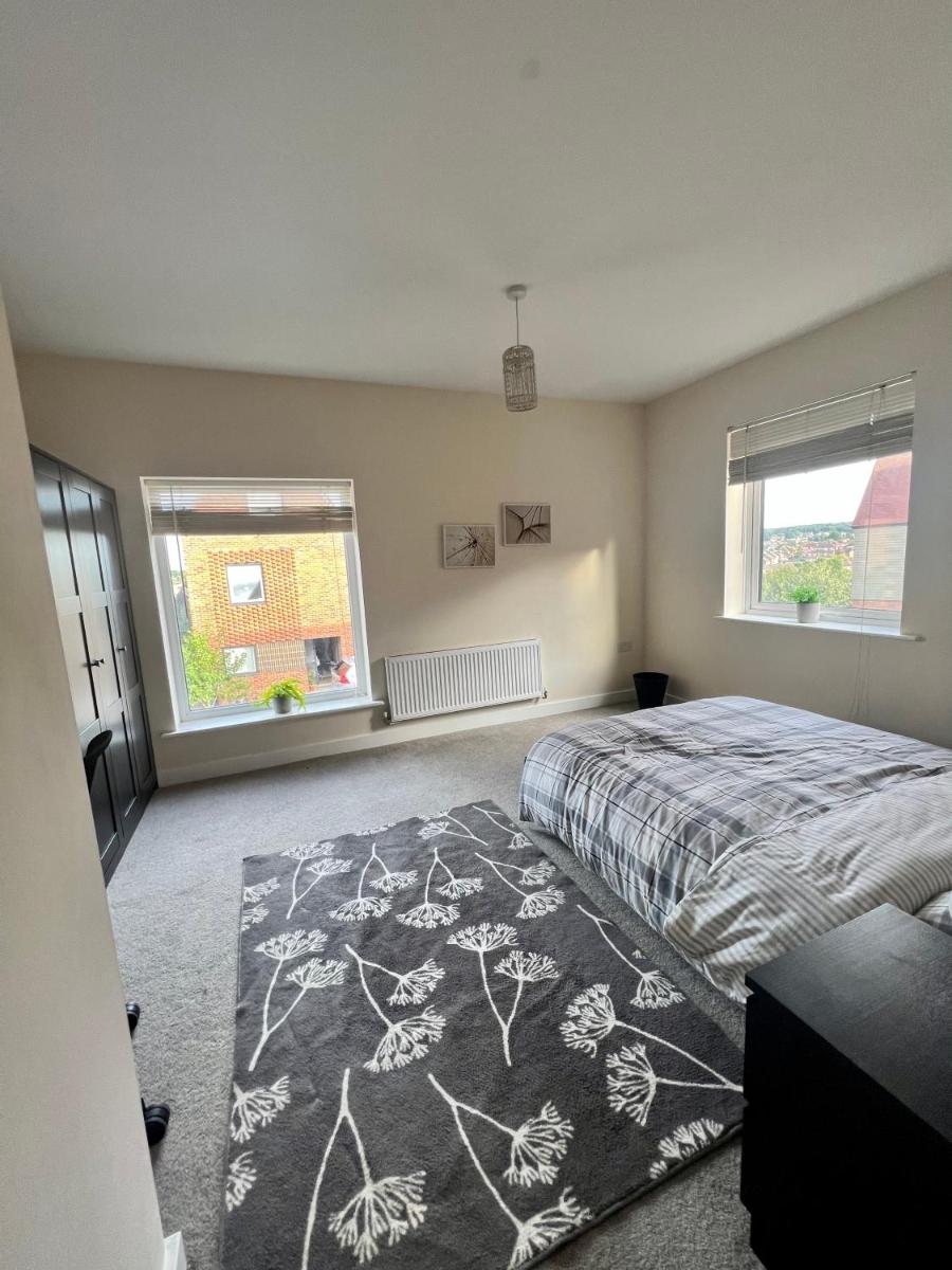 Spacious 2-bedroom house with free parking - Housity