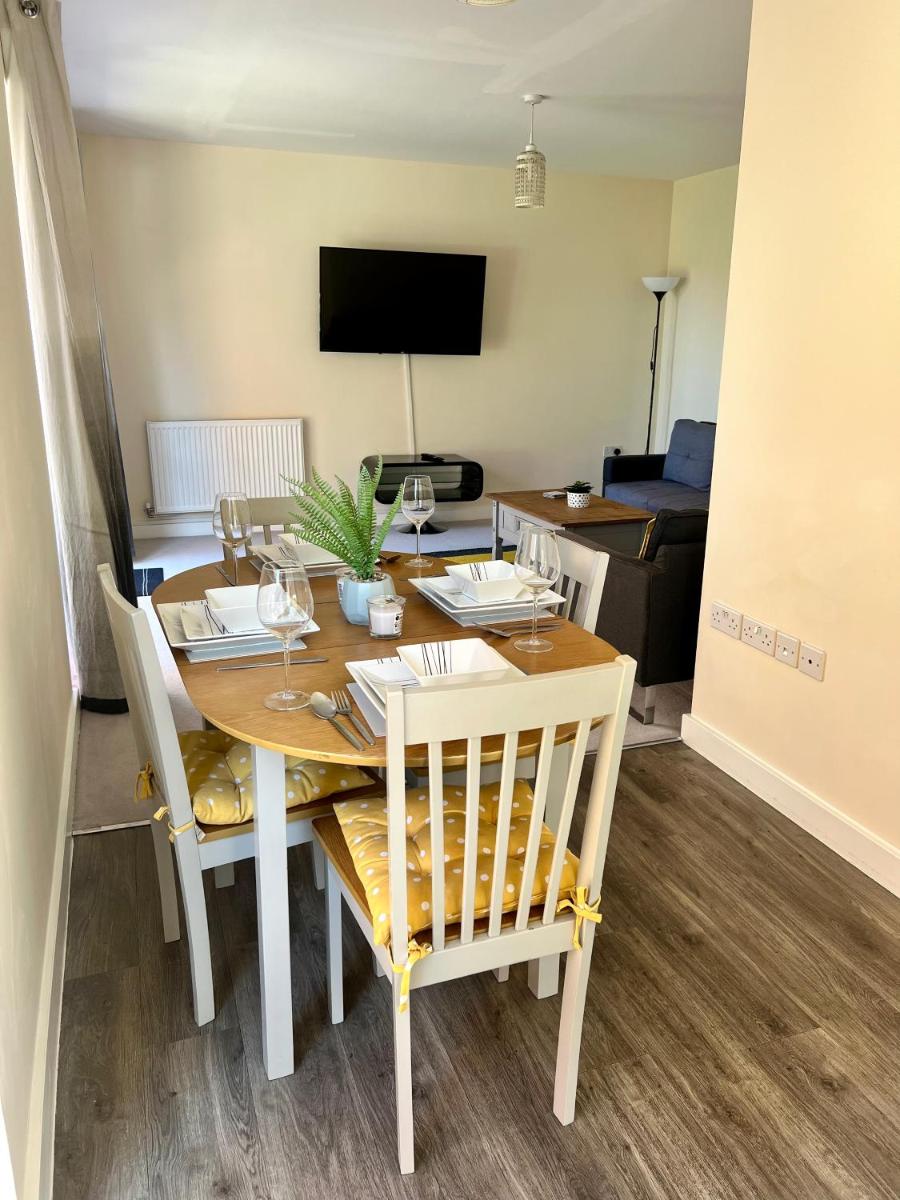 Spacious 2-bedroom house with free parking - Housity