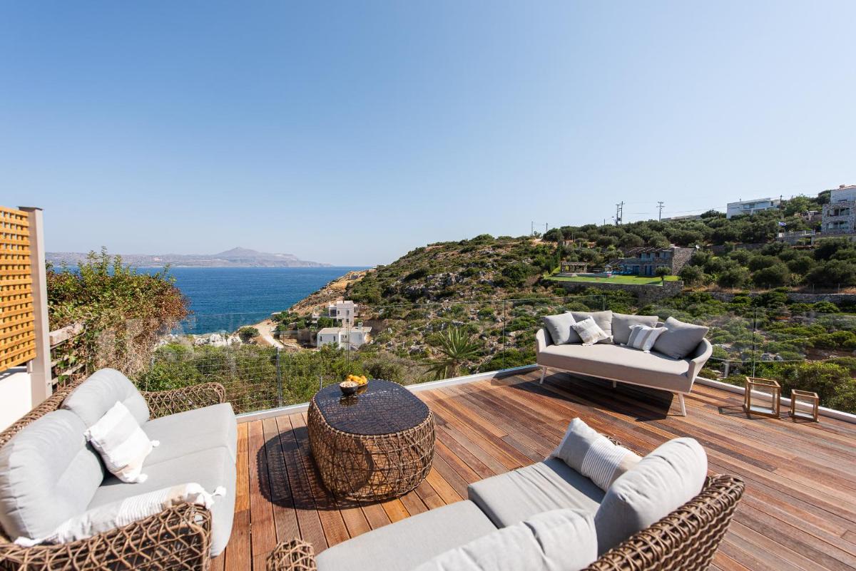 ELIDA -pool, billiard, views, 4min walk to the sea - Housity