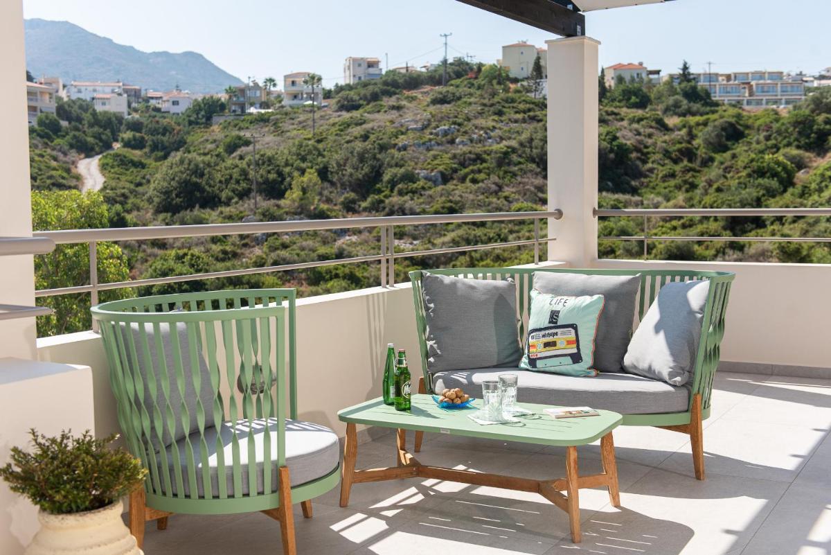ELIDA -pool, billiard, views, 4min walk to the sea - Housity