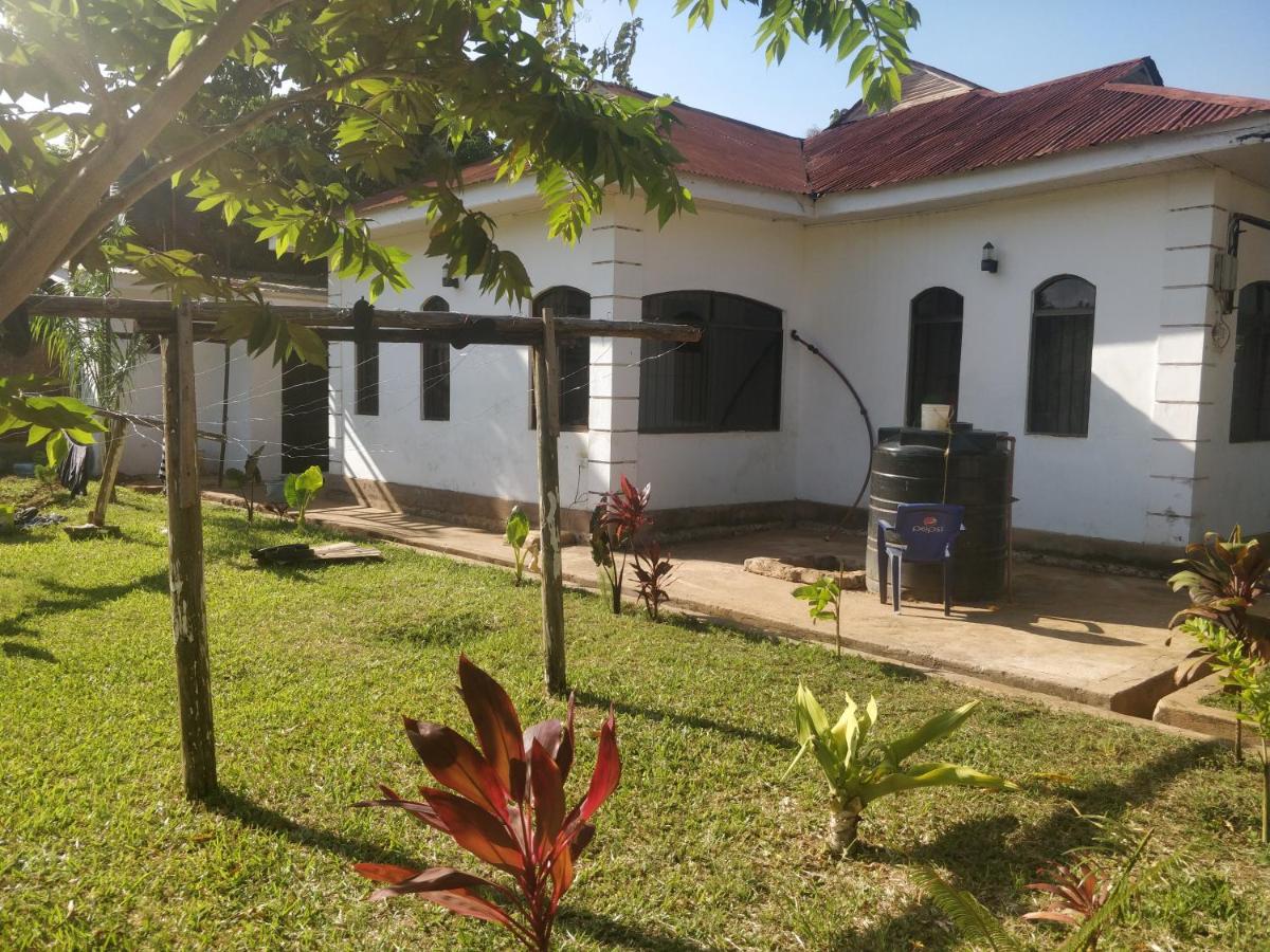 Chams white house home stay - Housity