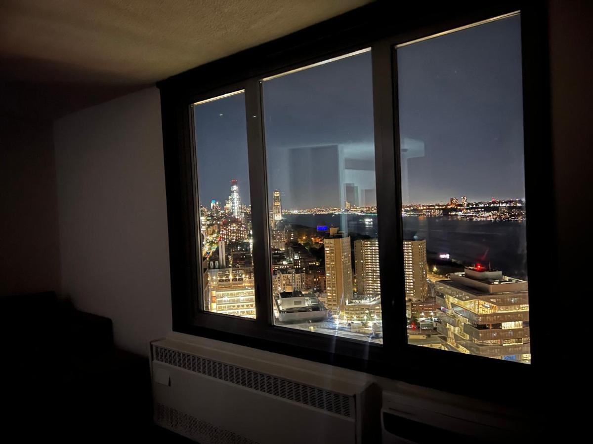 A breathtaking Studio overlooking the Hudson River and The city skylines - Housity