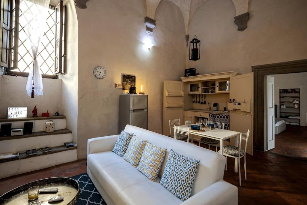 CLAUDIA SUITE: LOFT ROMANTICO NEL CUORE DI AREZZO - Housity