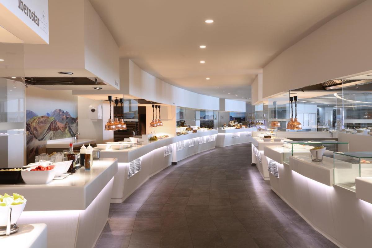 Un restaurante o sitio para comer en Iberostar Selection Lanzarote Park