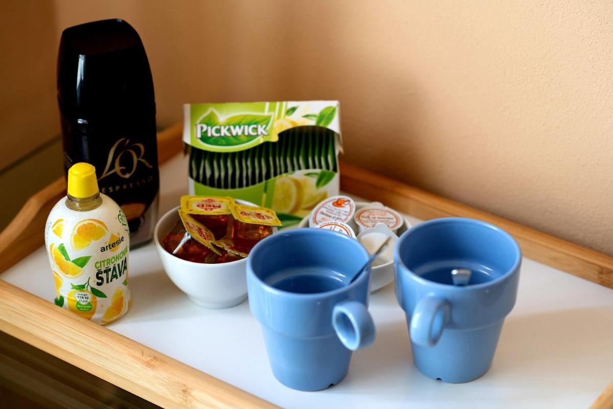 Cozy room at metro station, private bathroom, 9minutes oldtown, 15minutes airport, WiFi - Housity