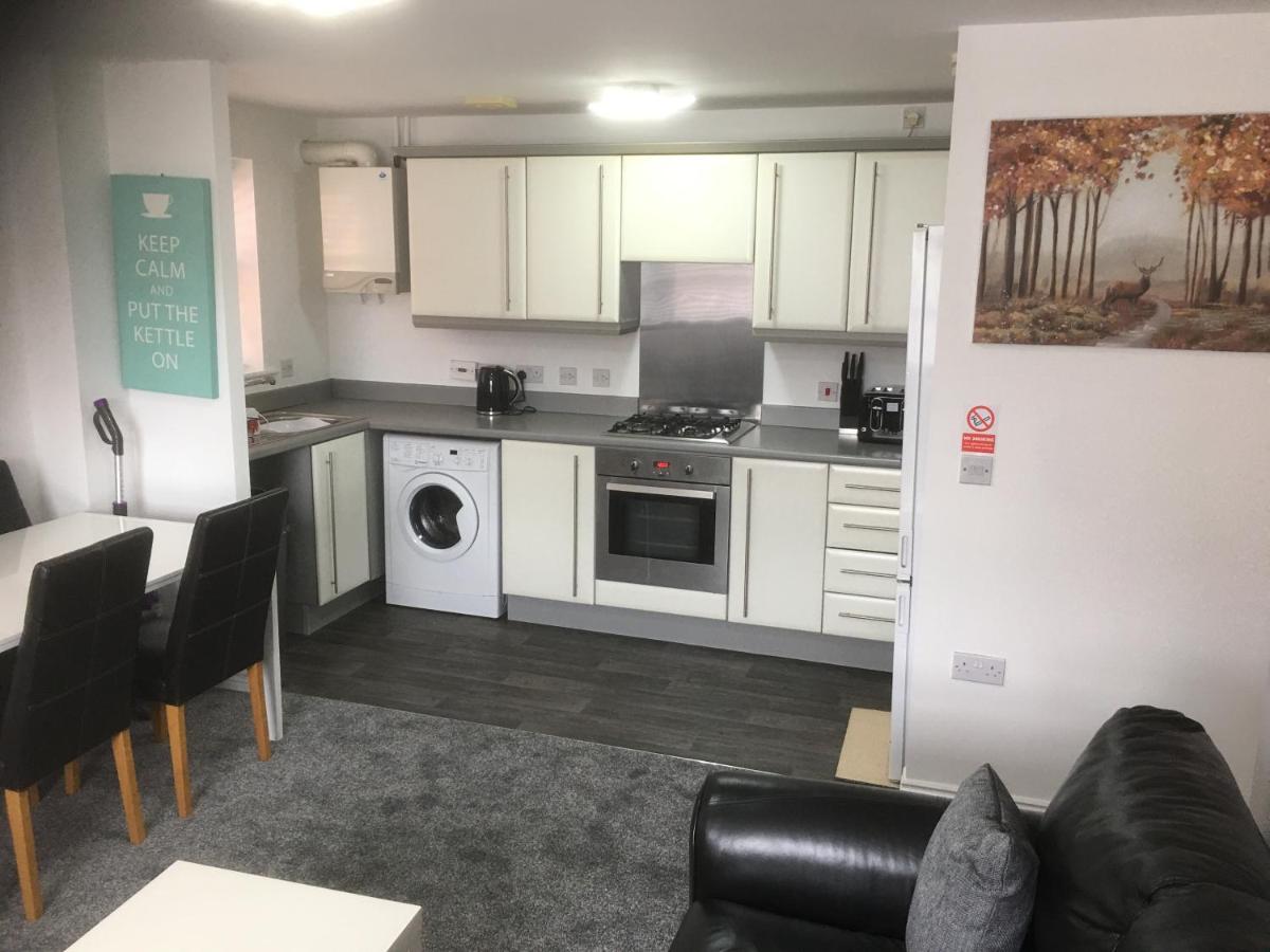 Beautiful 2 bed apartment with Parking and Wifi and 3 Smart TV's - Housity