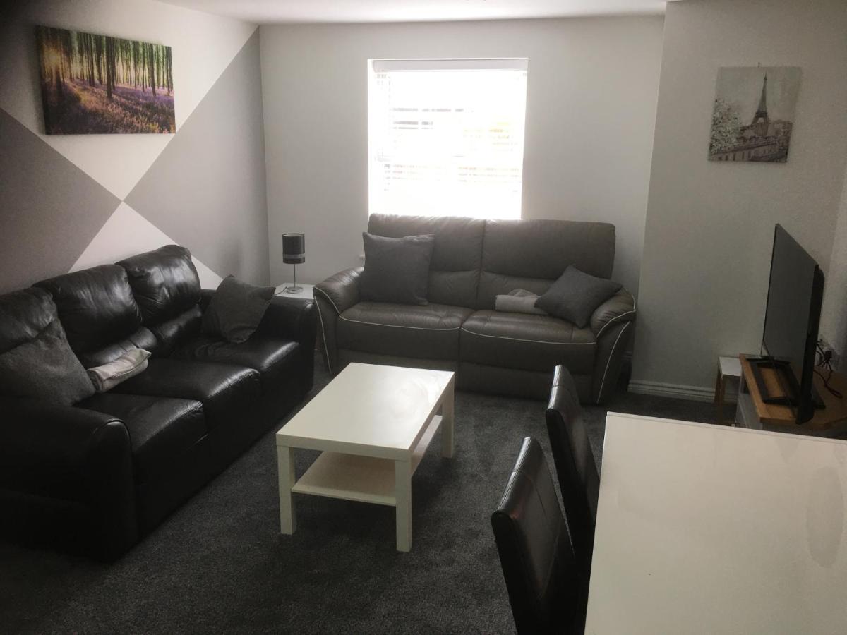 Beautiful 2 bed apartment with Parking and Wifi and 3 Smart TV's - Housity