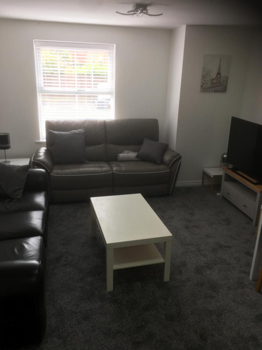 Beautiful 2 bed apartment with Parking and Wifi and 3 Smart TV's - Housity