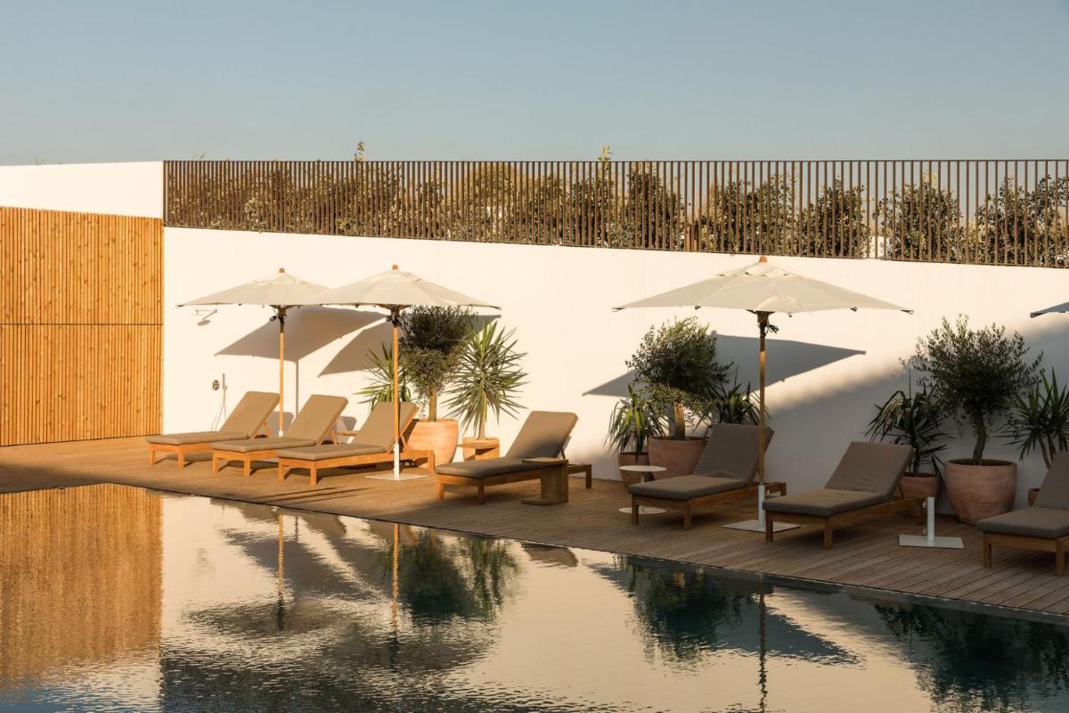 A piscina em ou perto de Aethos Ericeira
