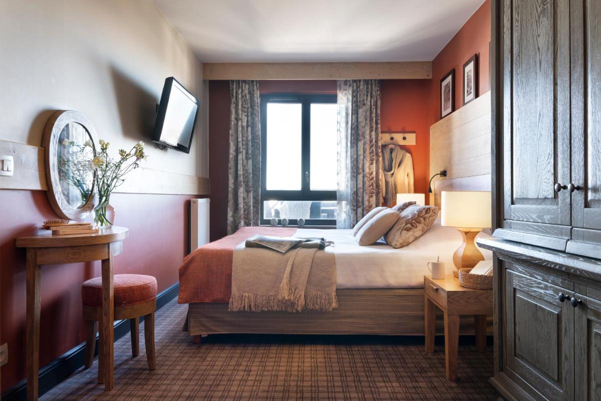 une chambre d'hôtel avec un lit et une fenêtre dans l'établissement Résidence Pierre & Vacances Premium L'Amara, à Avoriaz